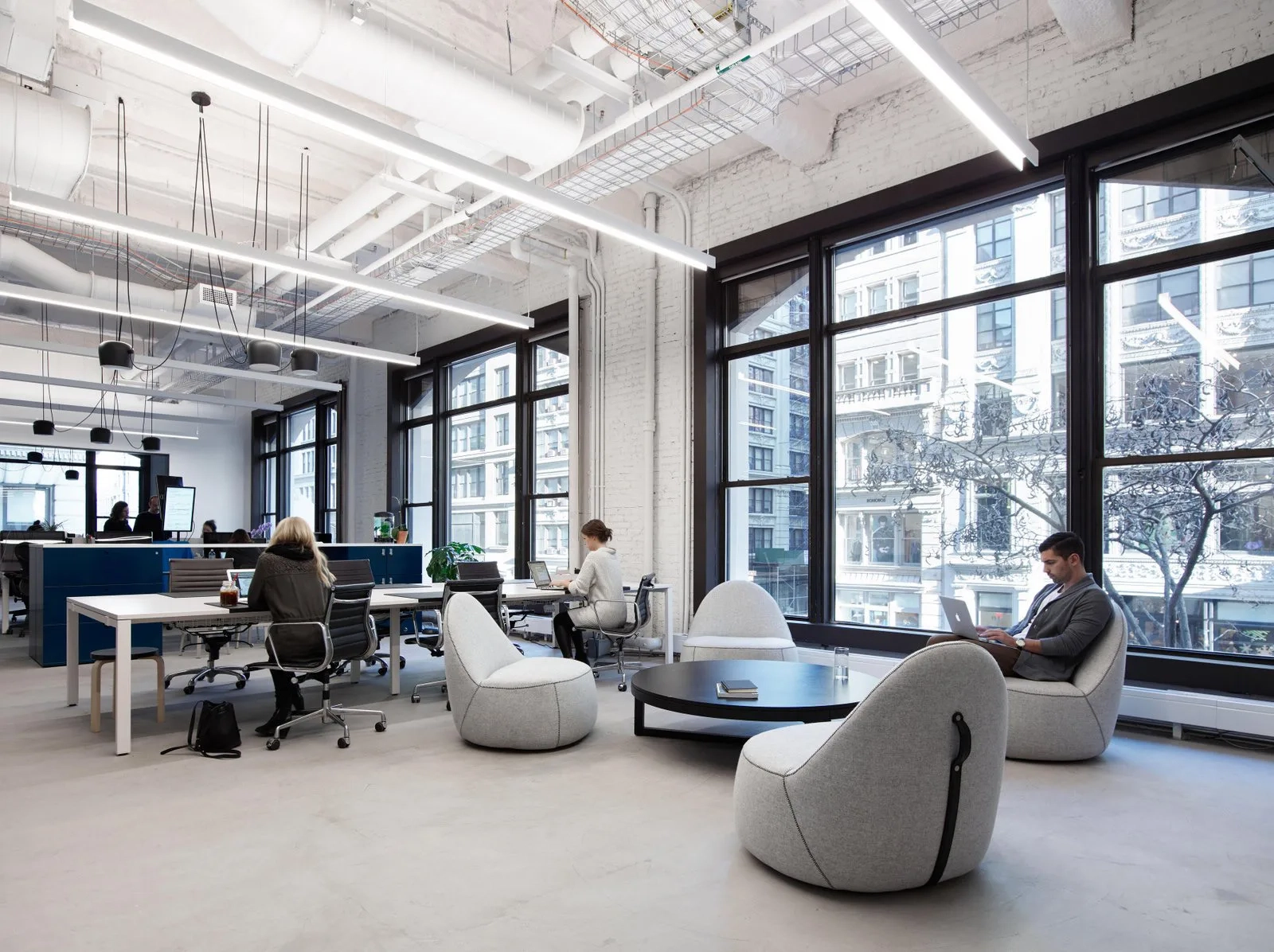 花都影视传媒公司现代化办公环境实景